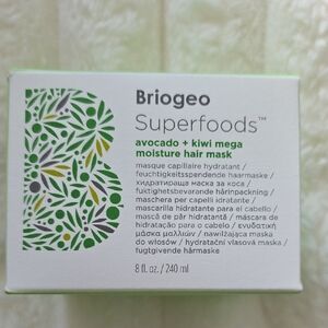 Briogeo Superfoods Avocado + Kiwi Moisture Hair Mask - White and Green